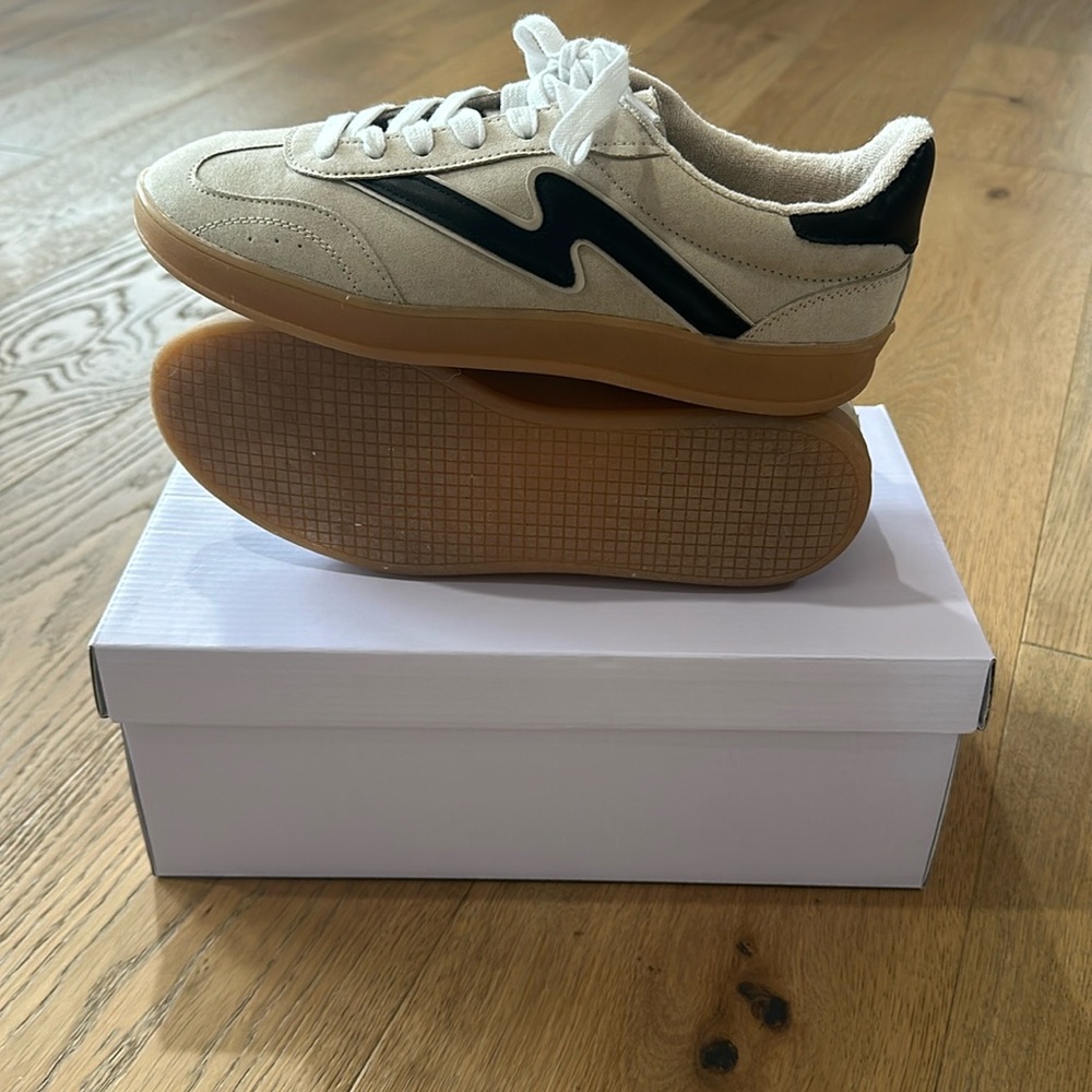 Madden Girl Giia Sneakers
🚨BRAND NEW🚨